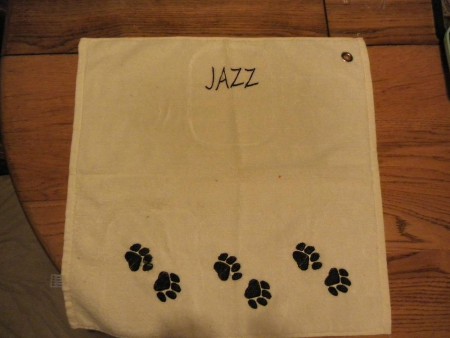 keukendoek met poezenpootjes en naam van de kat
