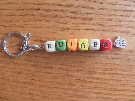 sleutelhanger. Er zit een kettinkje door de letters (extra stevig) 5 euro